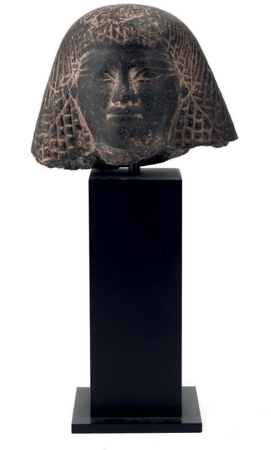 EGYPTE, Nouvel Empire (1552- 1070 av. J.-C.) 一个男人的头从雕像中走出来。
一个两部分的假发，上部由长发组成，下部由&hellip;