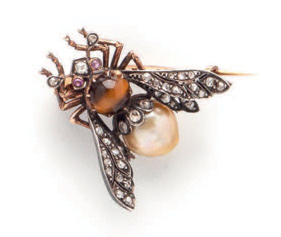 Null 黄金(750)和银(925)胸针，代表一只大黄蜂，身体由一个圆形的虎眼石和一颗白珍珠组成，翅膀上镶嵌着种子式的玫瑰式切割钻石，眼睛上点缀着封闭式的小红&hellip;
