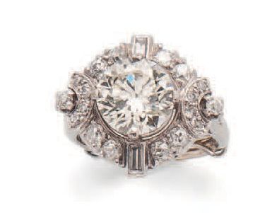 Null 
Toi et Moi 铂金戒指 (850)，爪镶老式切割钻石和纽扣状乳白色珍珠，可能很好，由两颗包边镶的长方形切割钻石支撑。 1925-30 

年&hellip;