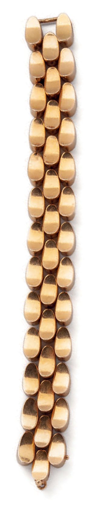 Null 黄金(750)带状手镯，有凹陷的椭圆形衔接环节。
，有八个安全别针的隐形扣。
摩洛哥作品，约1950-60年。
重量：72.1克。
长度：19厘米。-&hellip;