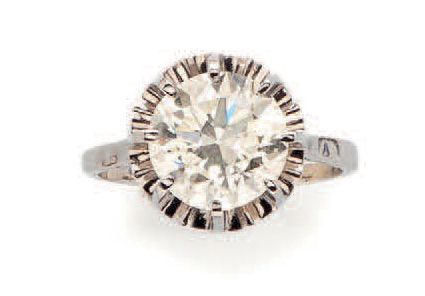 Null 铂金(850)单钻戒指，在凹槽表圈上镶嵌了一颗半切钻石。
钻石的重量：4.46克拉。N-O VVS2。
毛重：6.2g。- 手指大小：60。
，它有一&hellip;