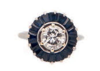 MAUBOUSSIN Monture 一枚白金(750)戒指，以一颗明亮式切割的钻石为中心，用校准的蓝宝石进行辐射式镶嵌。
，签名和编号为29226。
钻石重量&hellip;