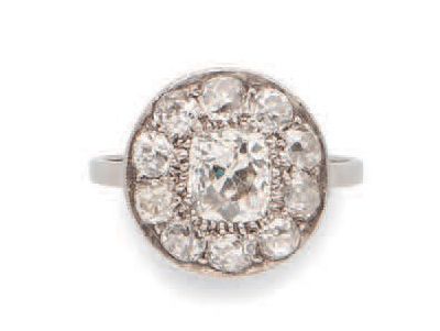 Null 铂金(850)戒指，顶部为圆形，中间为枕形切割钻石，周围为十颗老式切割钻石，用珍珠镶嵌。
大约1910-15年。
毛重：5.2克。- 手指大小：50。&hellip;