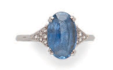 Null 铂金(750)戒指以双爪镶嵌的刻面椭圆形蓝宝石为中心，两侧是两个三角形的图案，铺有明亮式切割钻石的纹路镶嵌。
毛重：5克。- 手指尺寸：56。
，有划&hellip;