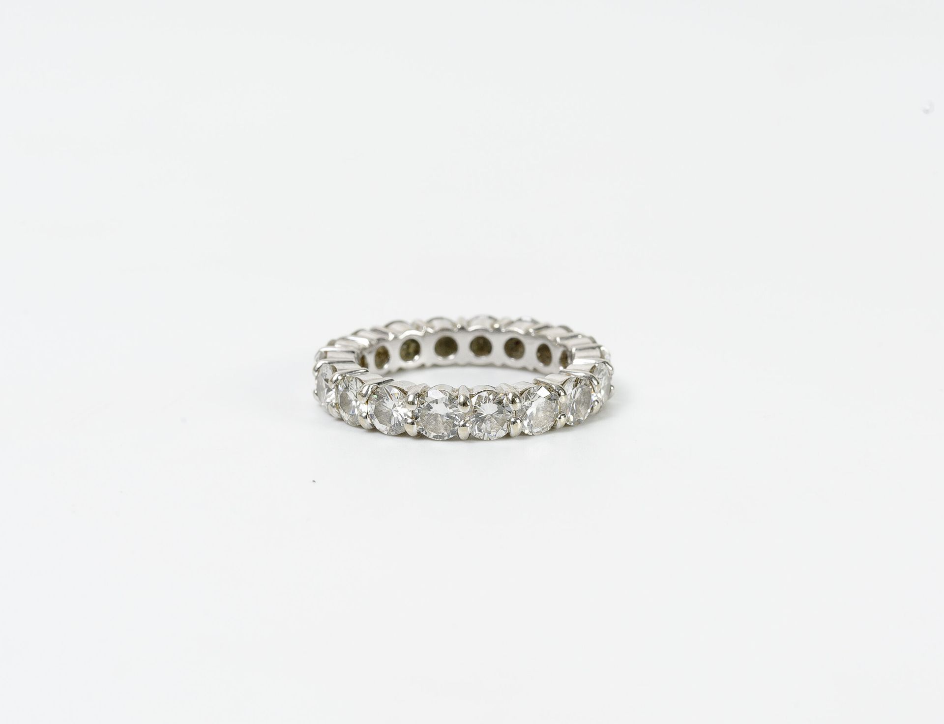 Null 
毛重：4.9克。美式结婚戒指，白金（750），镶嵌18颗明亮式切割钻石，重约0.15克拉。- 手指大小：49.5。
，有划痕。