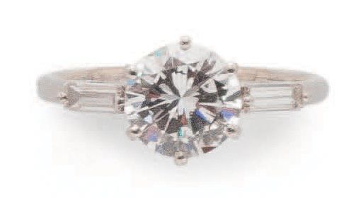 Null 铂金（850）单钻戒指，以一颗明亮式切割钻石为中心，有两个长方形，爪式镶嵌。
钻石的大约重量：1.75克拉。
总重量：4.2克。- 手指大小：55。
&hellip;