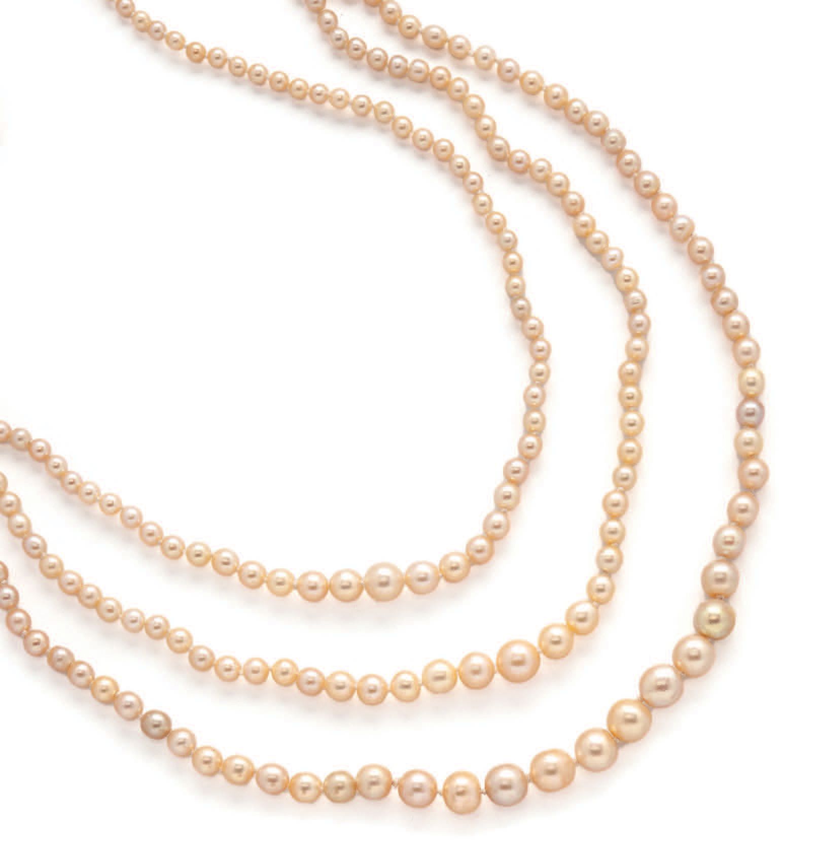 Null 
Collier aus drei Reihen weißer Perlen, wohl fein, im Herbst arrangiert. 

&hellip;