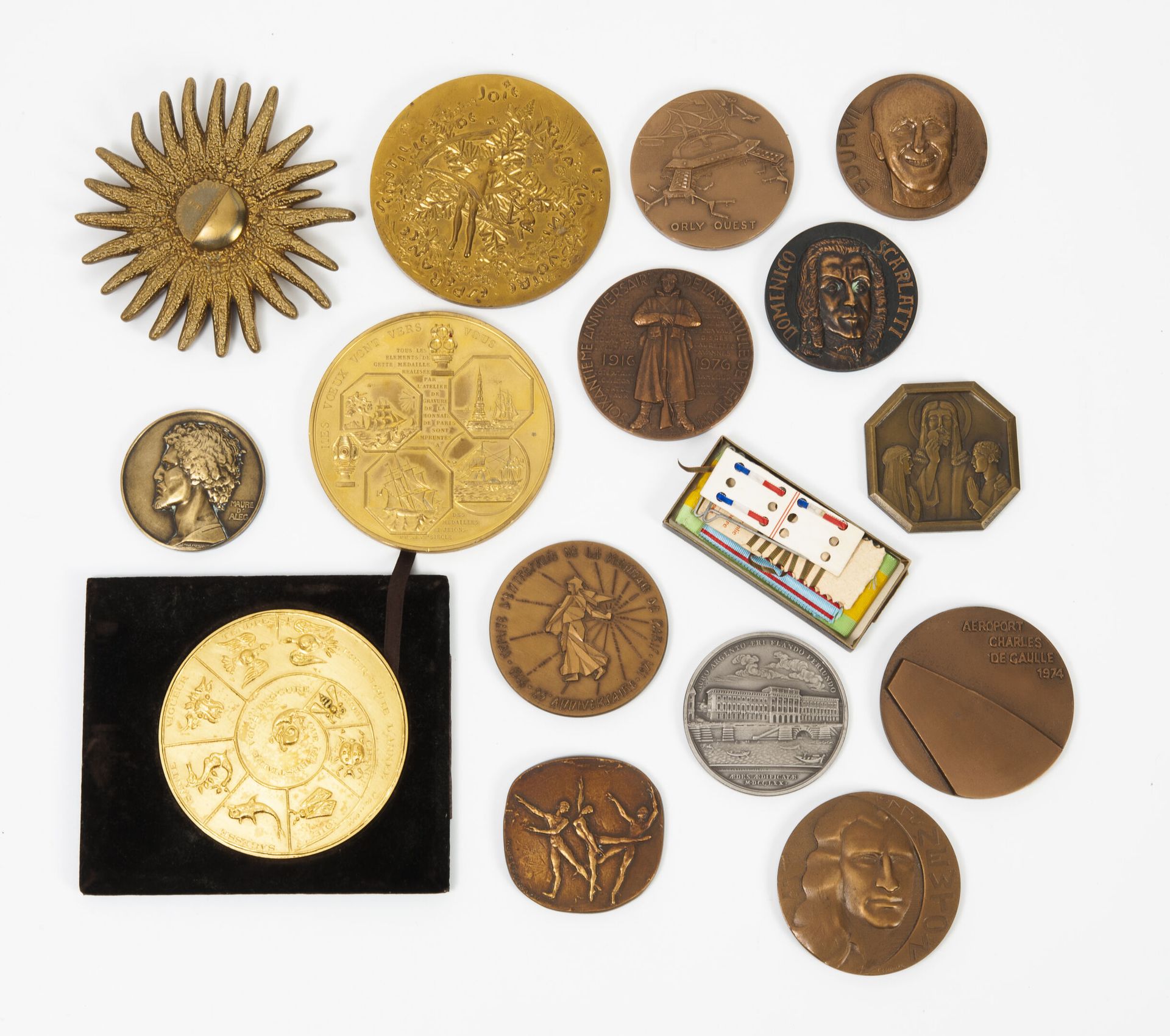 Null 各种奖章或牌匾和一些军事奖章的拍品。

1965、1968、1973、1975、1976等。

青铜和各种金属。

各种尺寸。

刮伤。