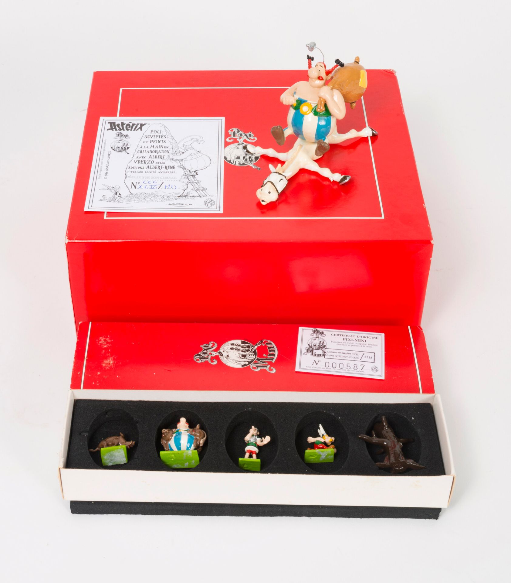 Pixi, Paris 奥贝利克斯在他的马上，1996-98。

Asterix，Uderzo收藏。

限量发行750册。

7,5 x 10 x 7,5厘米。&hellip;