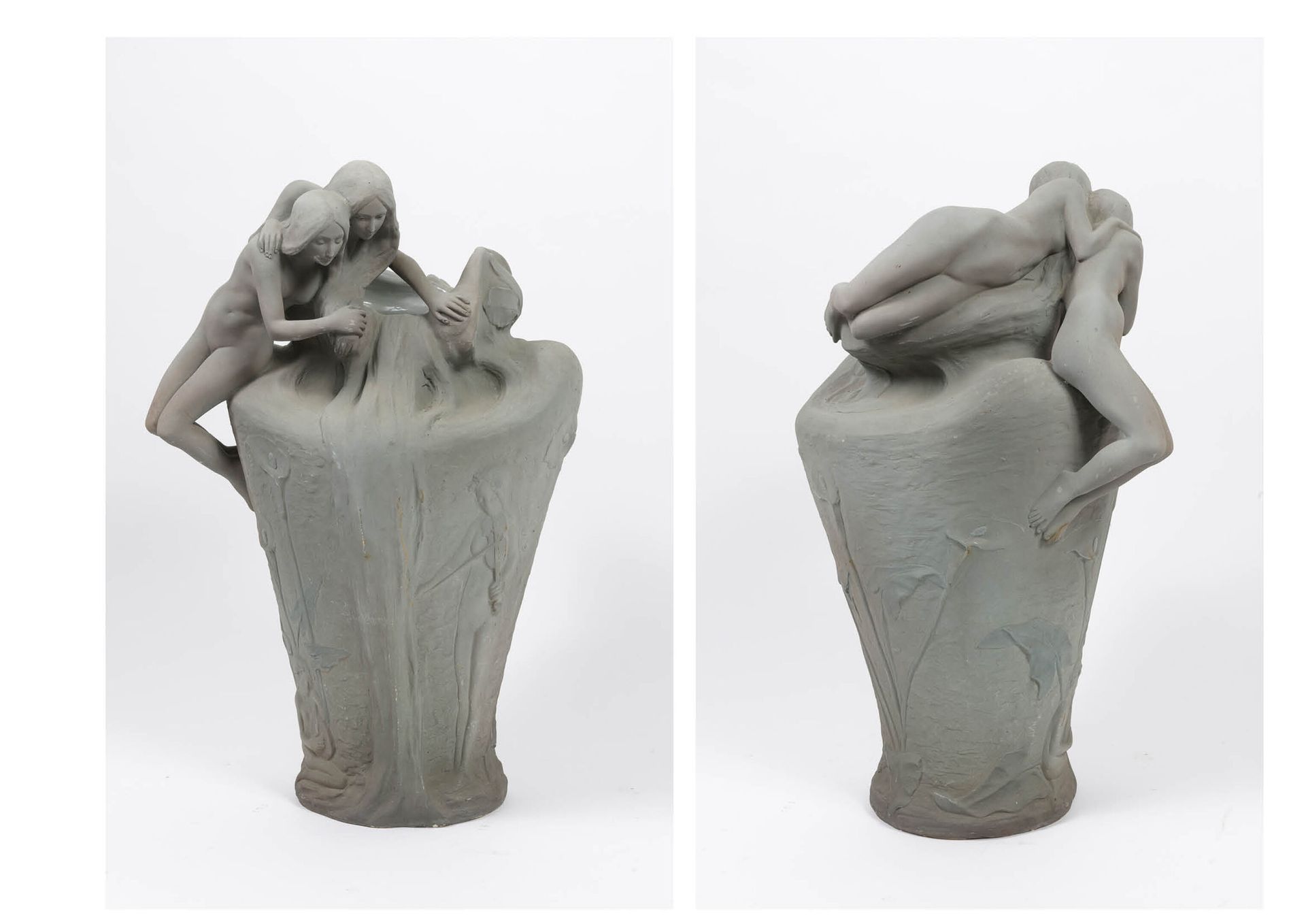 Céramique de CHARENTON 哑光和光亮的灰色釉面陶瓷的柱状花瓶，颈部有高浮雕装饰的两个裸体女人靠在瀑布上。身上装饰着菊花和女乐师。

底座下有&hellip;
