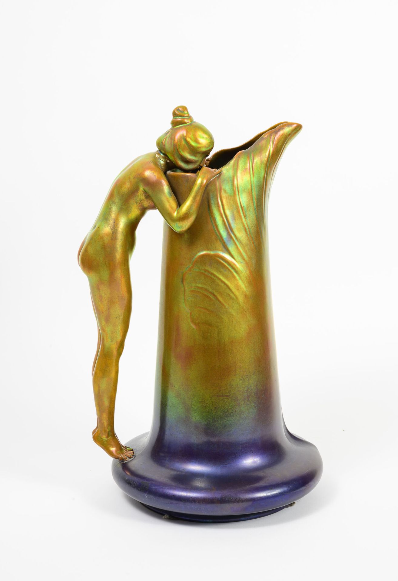Manufacture VILMOS ZSOLNAY (1840-1900) à Pecs 
釉面和彩虹色的紫色至金色陶瓷的花瓶雕塑，装饰着一个观察花瓶底部的裸&hellip;