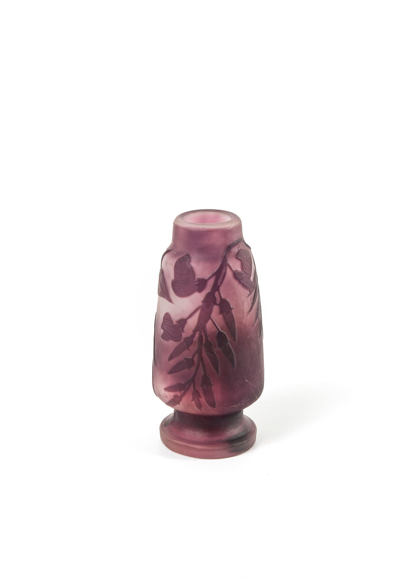 Etablissements GALLÉ 小柱形花瓶在基座上，颈部略窄。

紫色内衬玻璃中的证明，紫色至白色背景。

酸蚀法中的紫藤浮雕装饰。

签名。

H.&hellip;