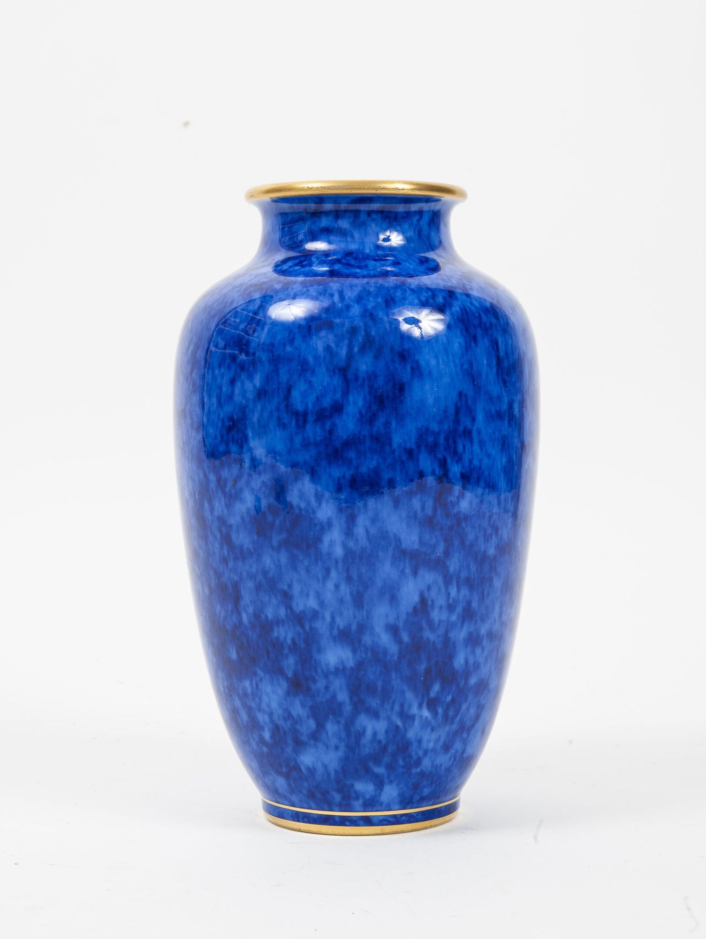 Manufacture nationale de SÈVRES 锥形花瓶是由蓝釉瓷和镀金网组成的。

黑色S.88和红色88的邮票。

H.20厘米。

黄金磨&hellip;