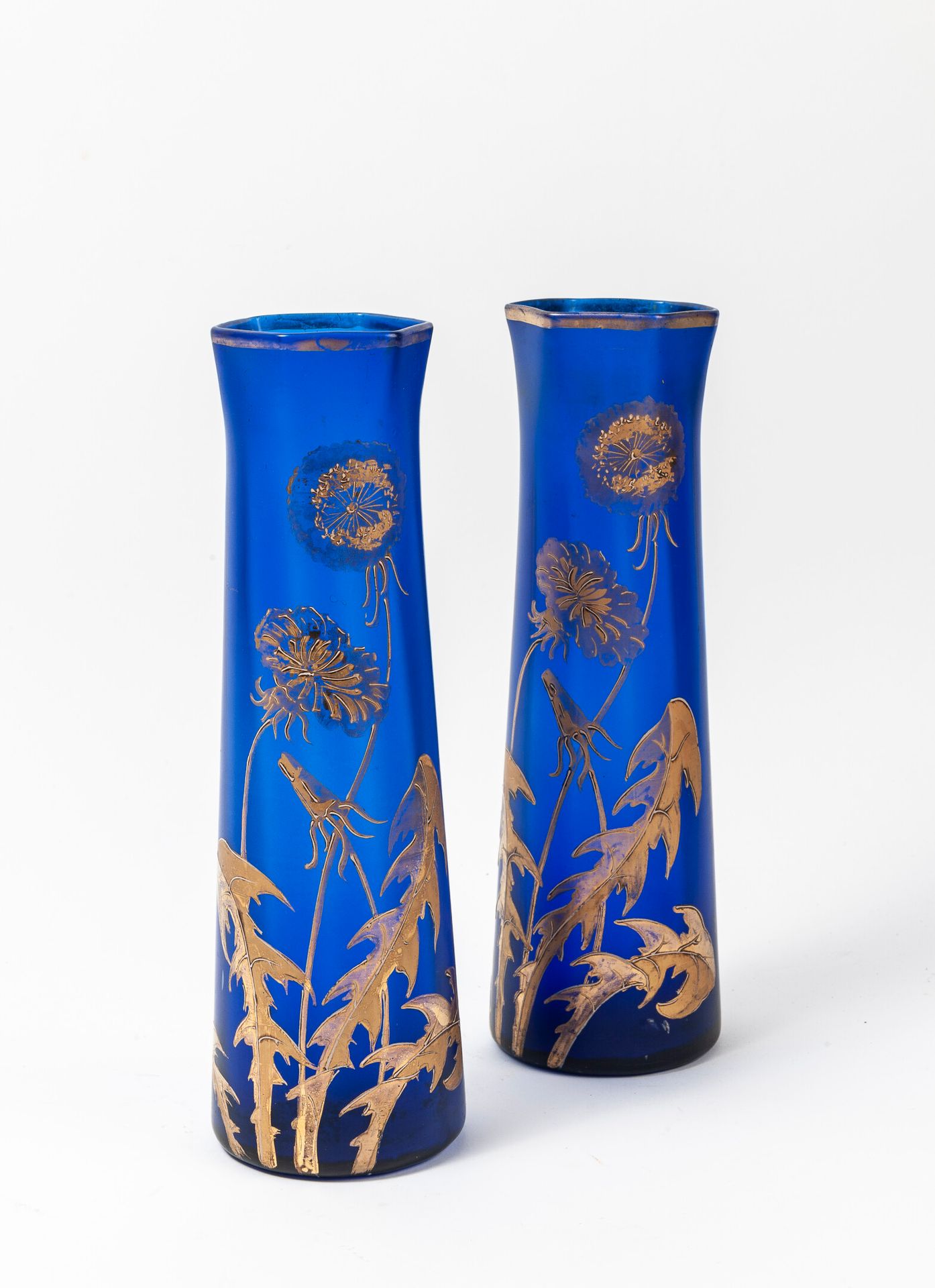 Null 一对蓝色着色的玻璃花瓶，上面有金色的花朵。

新艺术运动作品。

H.25,8厘米。