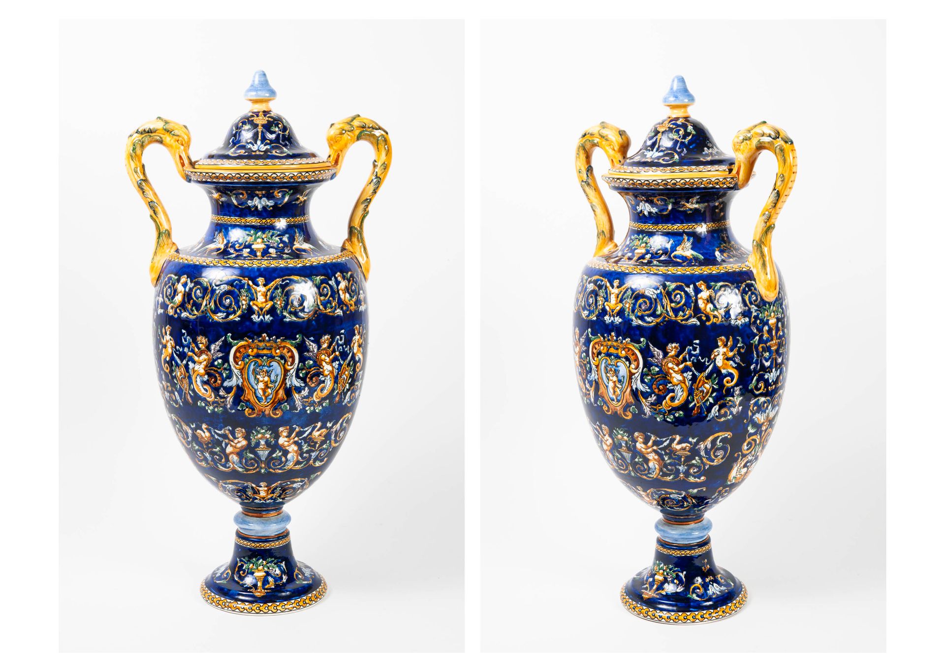 GIEN, 一个大的有盖陶器花瓶，阳台形状，在一个有两个天鹅嘴把手的基座上，装饰着蓝底的怪兽。

底座下有Gien标记。

H.63厘米。