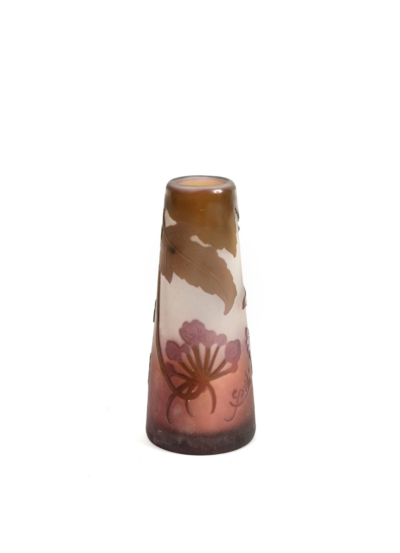 ÉTABLISSEMENTS GALLÉ 小的截顶锥状花瓶。

在粉红色到白色的背景上，用淡紫色和棕色的内衬玻璃证明。

酸蚀的报春花浮雕。

签名。

H.9&hellip;