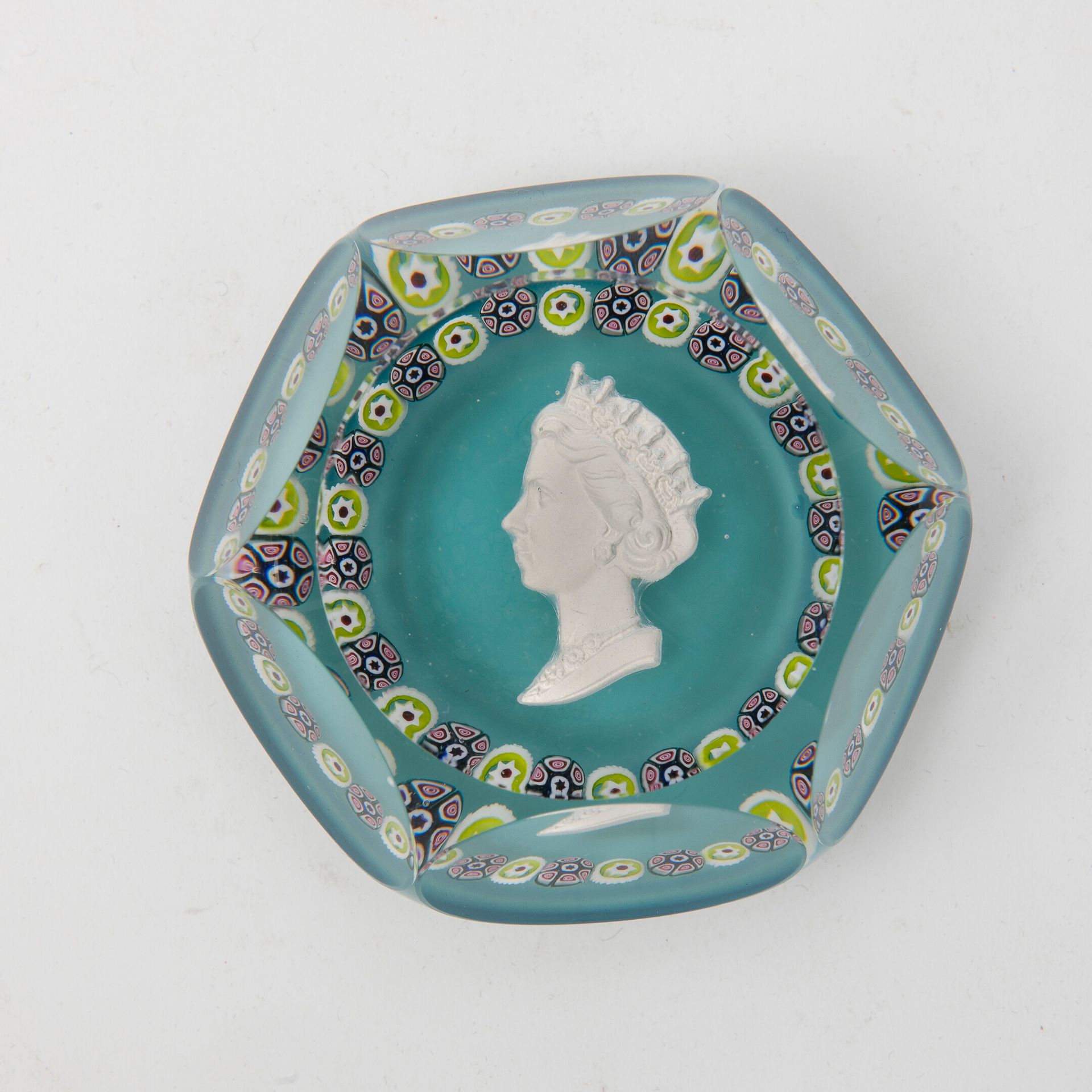 SAINT-LOUIS Colourless crystal paperweight, centred on the profile of Queen Eliz&hellip;
