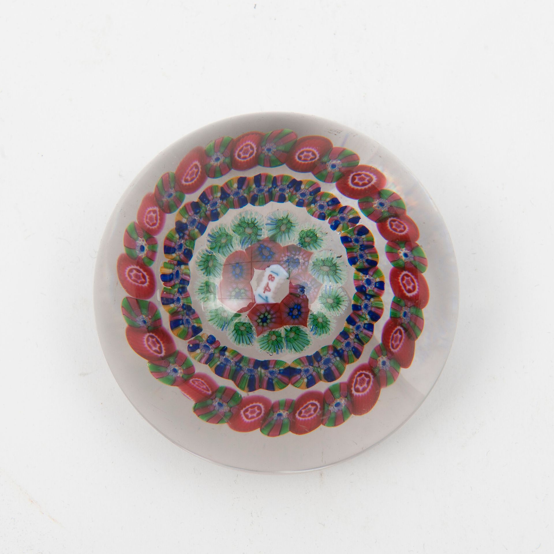 BACCARAT 无色水晶球，镇纸，装饰有同心圆的多色糖果。

纹饰中央有1847年的日期，底座下有 "Baccarat France "的标记。

直径：约6&hellip;