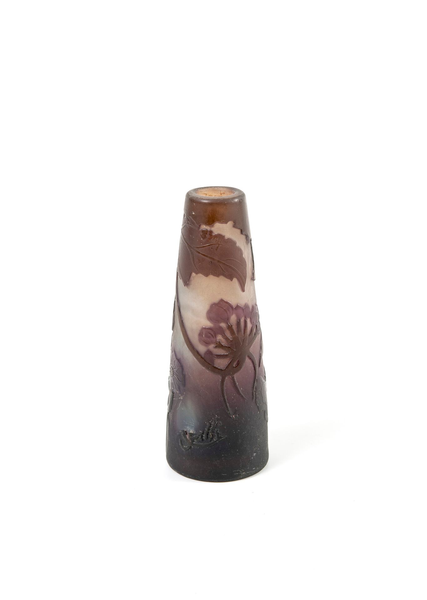ÉTABLISSEMENTS GALLÉ 小的截顶锥状花瓶，平底。

在白色到紫色的背景上，有棕色-卡其色和紫色的多层玻璃证明。

饰以酸蚀法的月亮浮雕。

签&hellip;