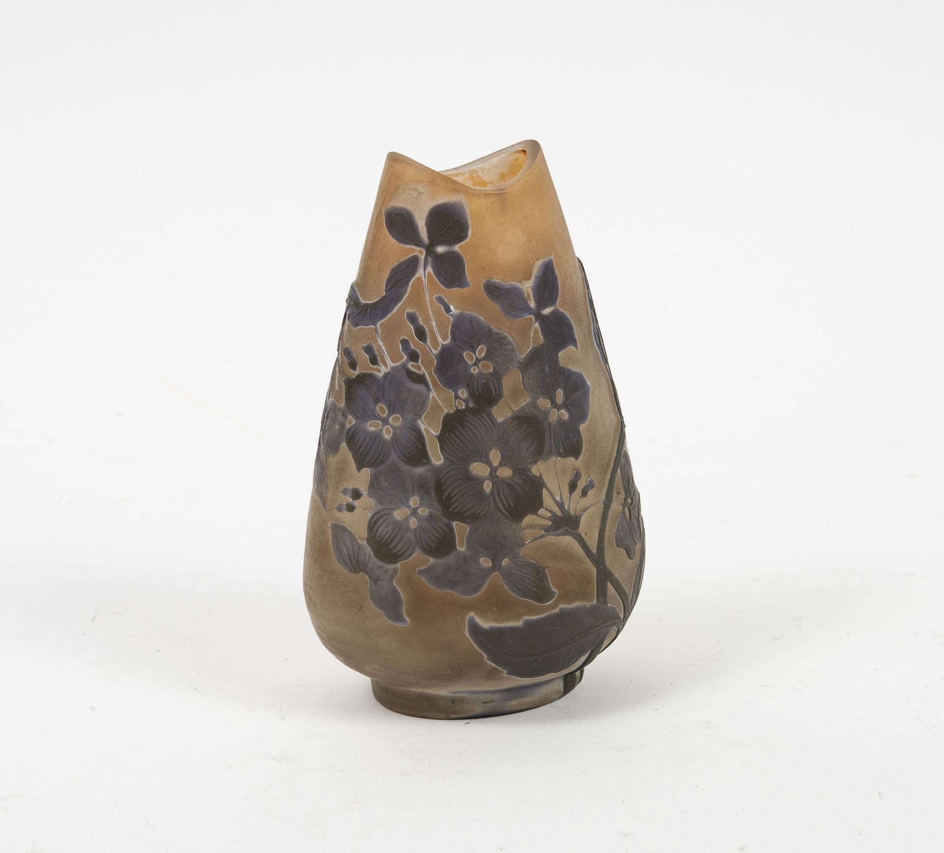 ÉTABLISSEMENTS GALLÉ Kleine kegelstumpfförmige Vase auf einem Absatz mit einem V&hellip;
