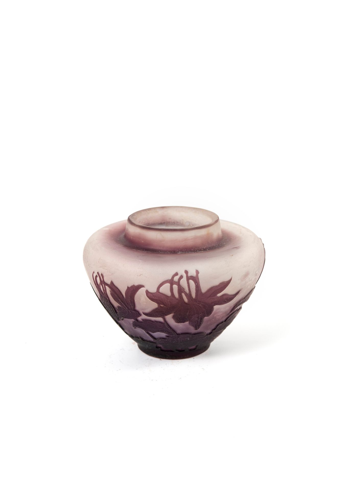 Etablissements GALLÉ 小平底顶花瓶，小直颈。

在白色背景上的紫色内衬玻璃中的证明。

酸蚀浮雕的耧斗菜。

签名。

H.5,5厘米。

&hellip;