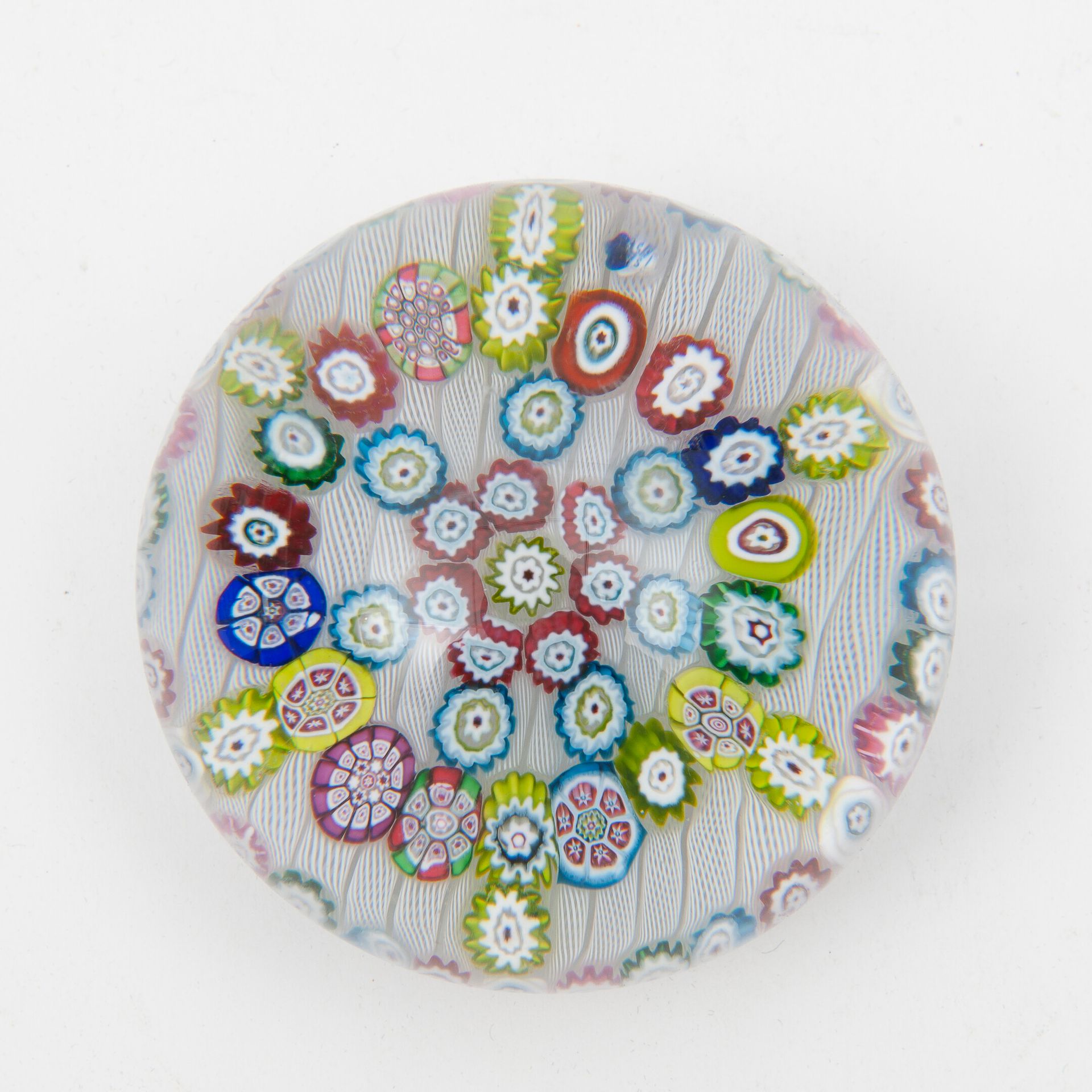 SAINT-LOUIS 无色水晶球形成的镇纸，装饰有五彩缤纷的糖果，以圆圈和星星的形式排列在丝状背景上。

在底座下做标记。

直径：约8.5厘米。

气泡，玻&hellip;