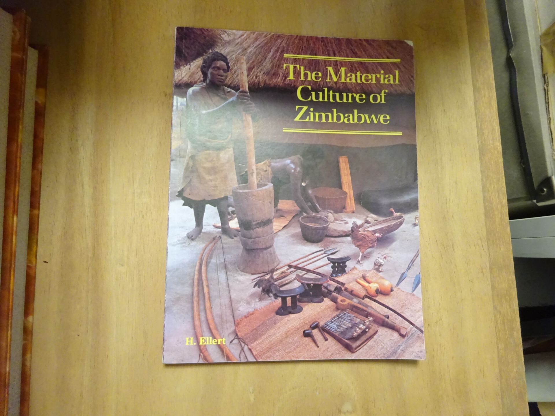 Lot comprenant : - H.ELLERT

津巴布韦的物质文化。

津巴布韦朗曼公司，1984年。

一卷8开本。

- 匈牙利的美丽青铜时代。
&hellip;