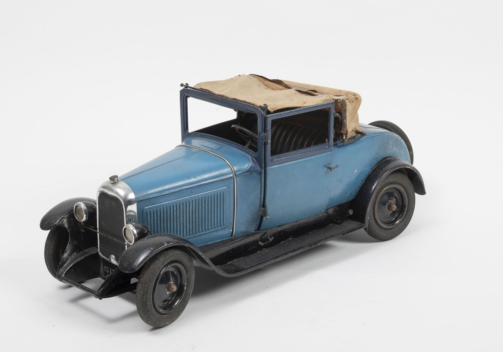 Jouet André CITROEN 假的C6敞篷车，大约在1928-1932年。

蓝色金属板，黑色跑马灯和翼子板，米色引擎盖。比例为1/10。

机械发动&hellip;