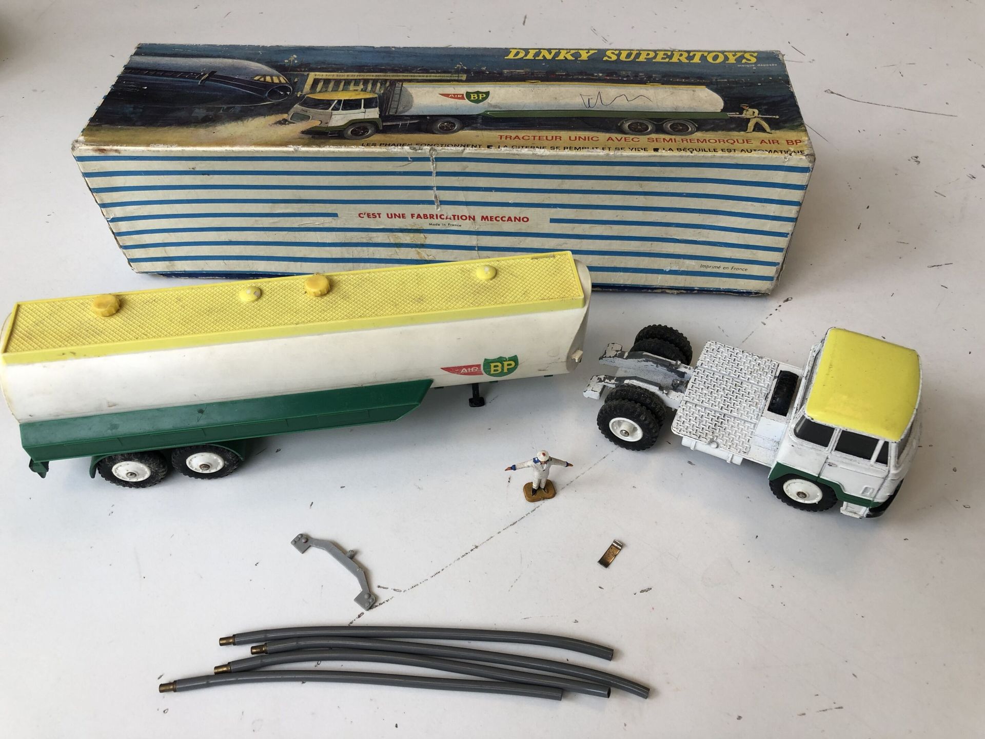 DINKY SUPERTOYS Unic tractor with Air BP trailer.

Ref 887.

Original box.

Acci&hellip;