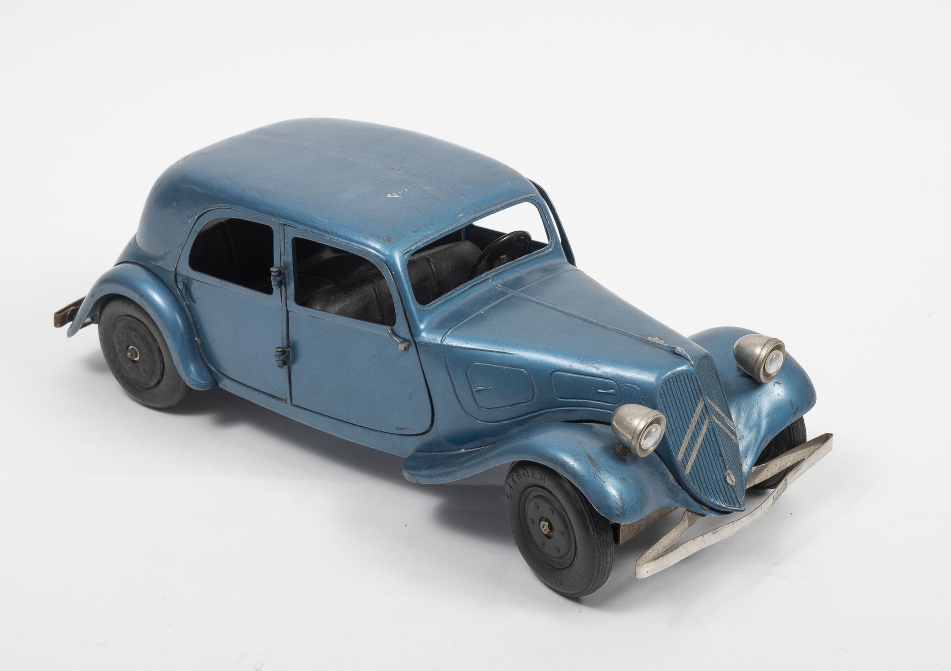 Jouet André CITROEN 正常11马力前轮驱动，1936年。

注塑金属和金属板，金属蓝色涂装。比例为1/10。

机械发动机驱动前轮，功能转向，&hellip;