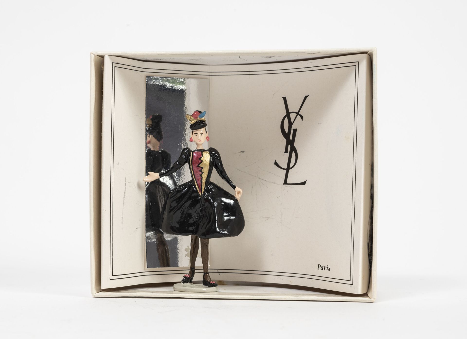 Yves SAINT-LAURENT d'après PICASSO PIXI，巴黎。

时装系列：La Haute Couture。

穿着礼服的小雕像，19&hellip;