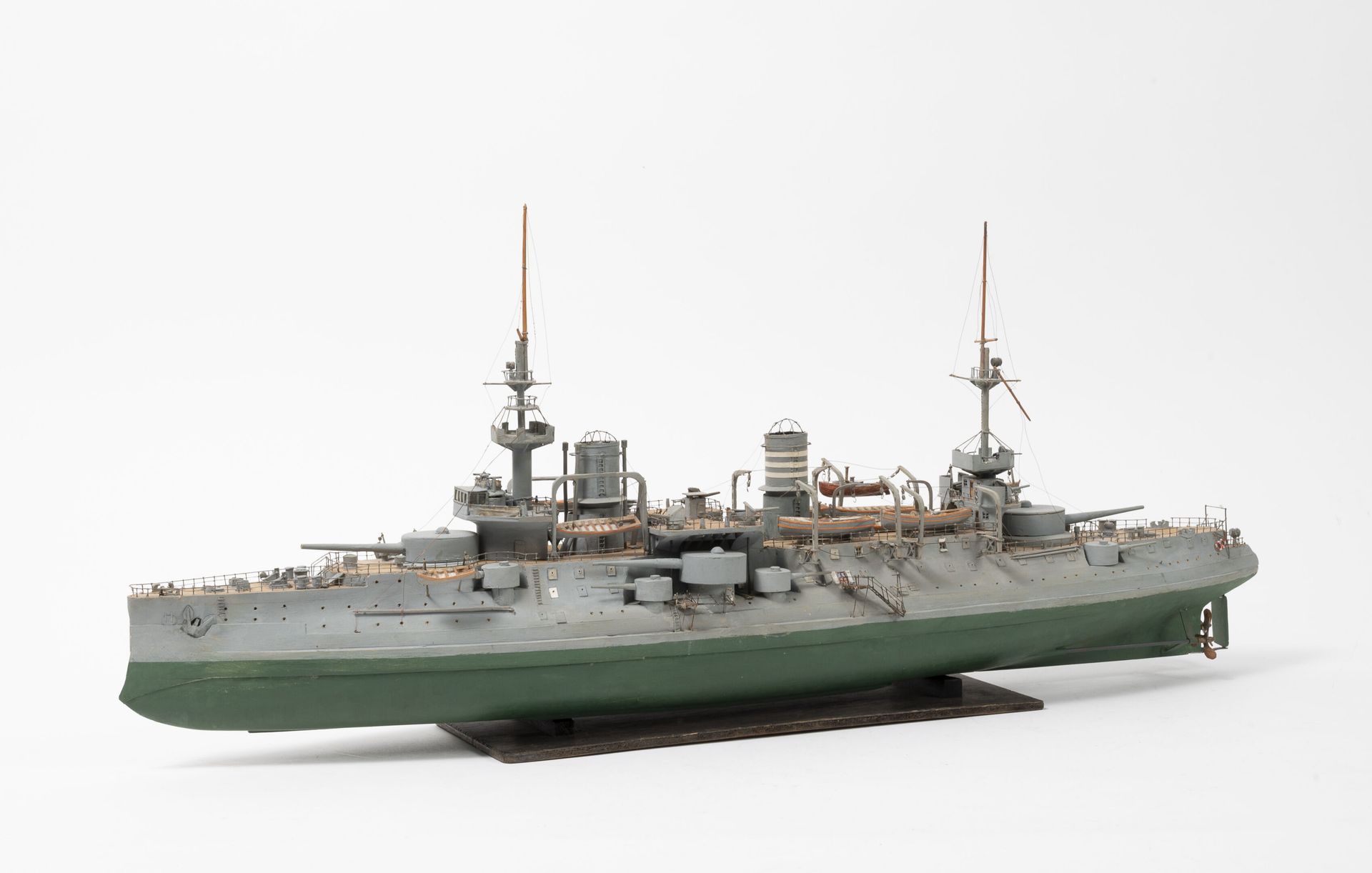 Null Modell des Schlachtschiffs Le Bouvet.

Aus Holz und lackiertem Metall. 

Ma&hellip;