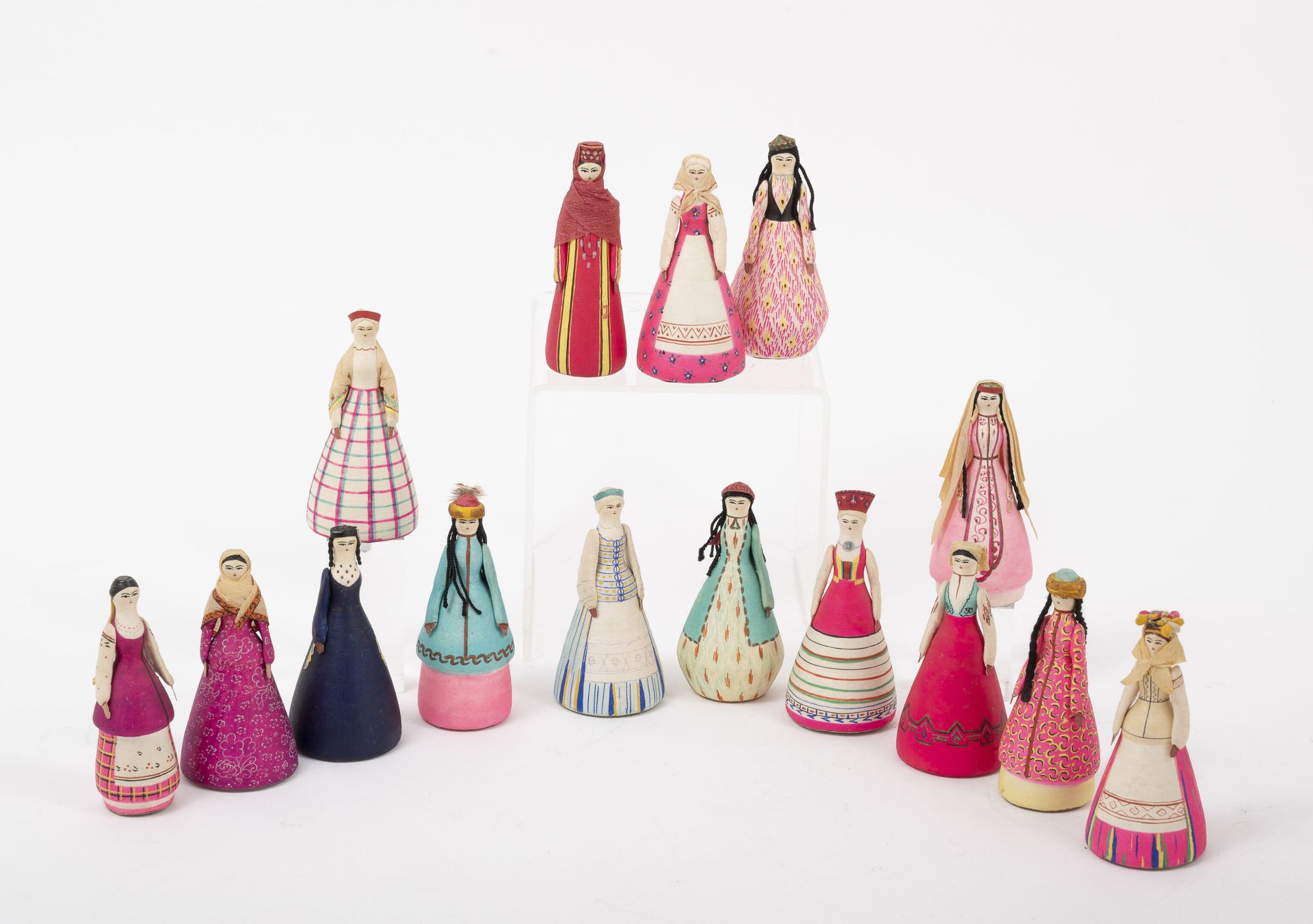 URSS, circa 1950-1960 Lot de quinze poupées miniatures en costumes traditionnels&hellip;