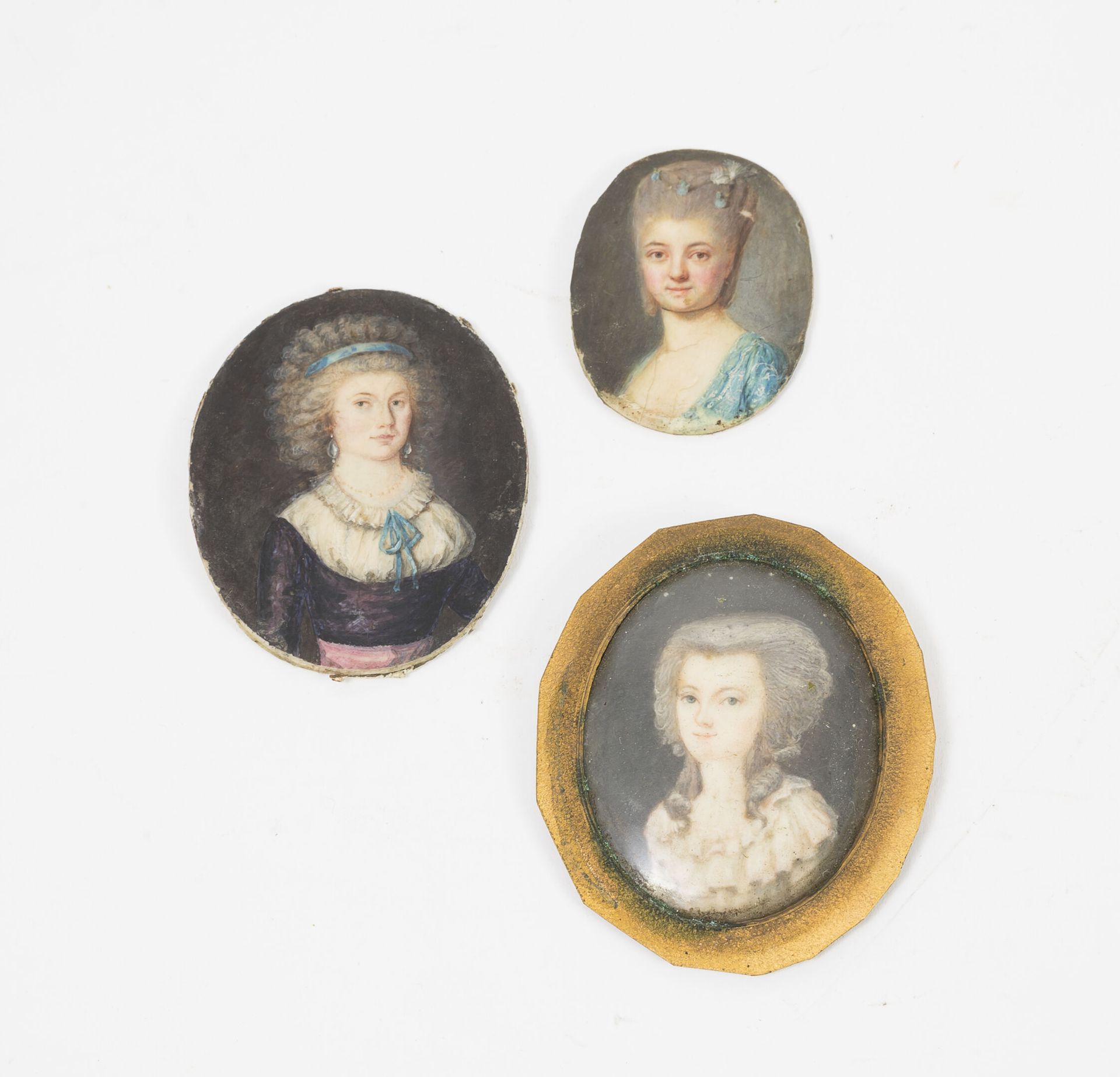 École FRANÇAISE de la fin du XVIIIème siècle 半身像的妇女画像。

三个椭圆形的小模型。

无符号。

H.4.6 &hellip;
