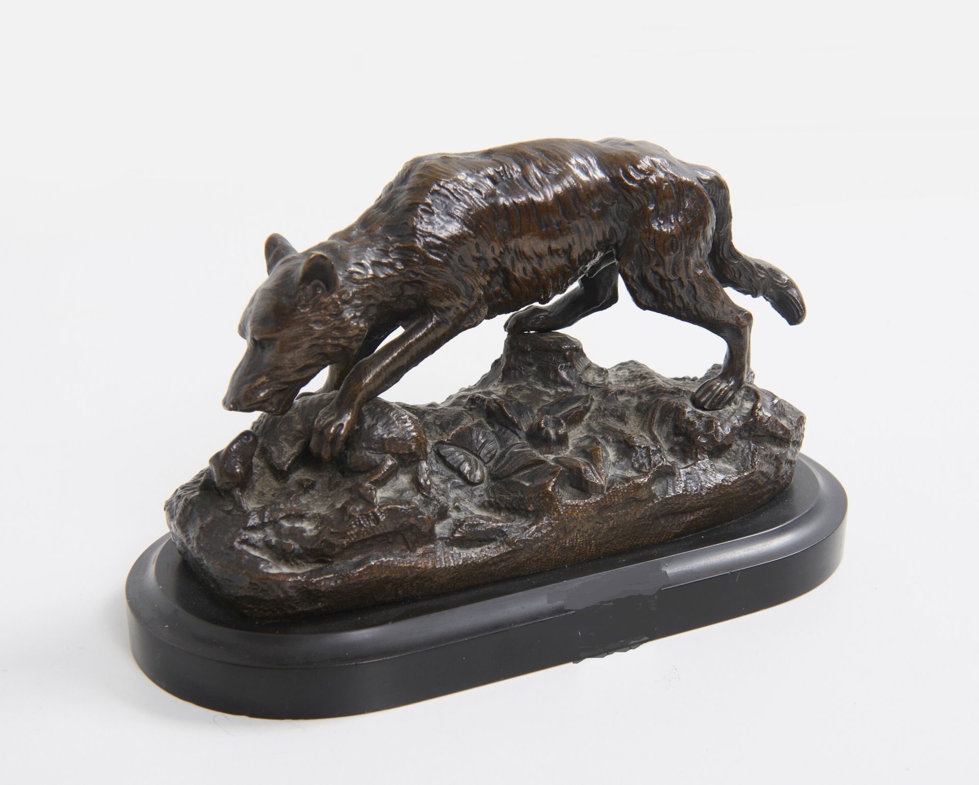 Null Wolf greift ein Lamm an. 

Proof in Bronze mit braun schattierter Patina. 
&hellip;