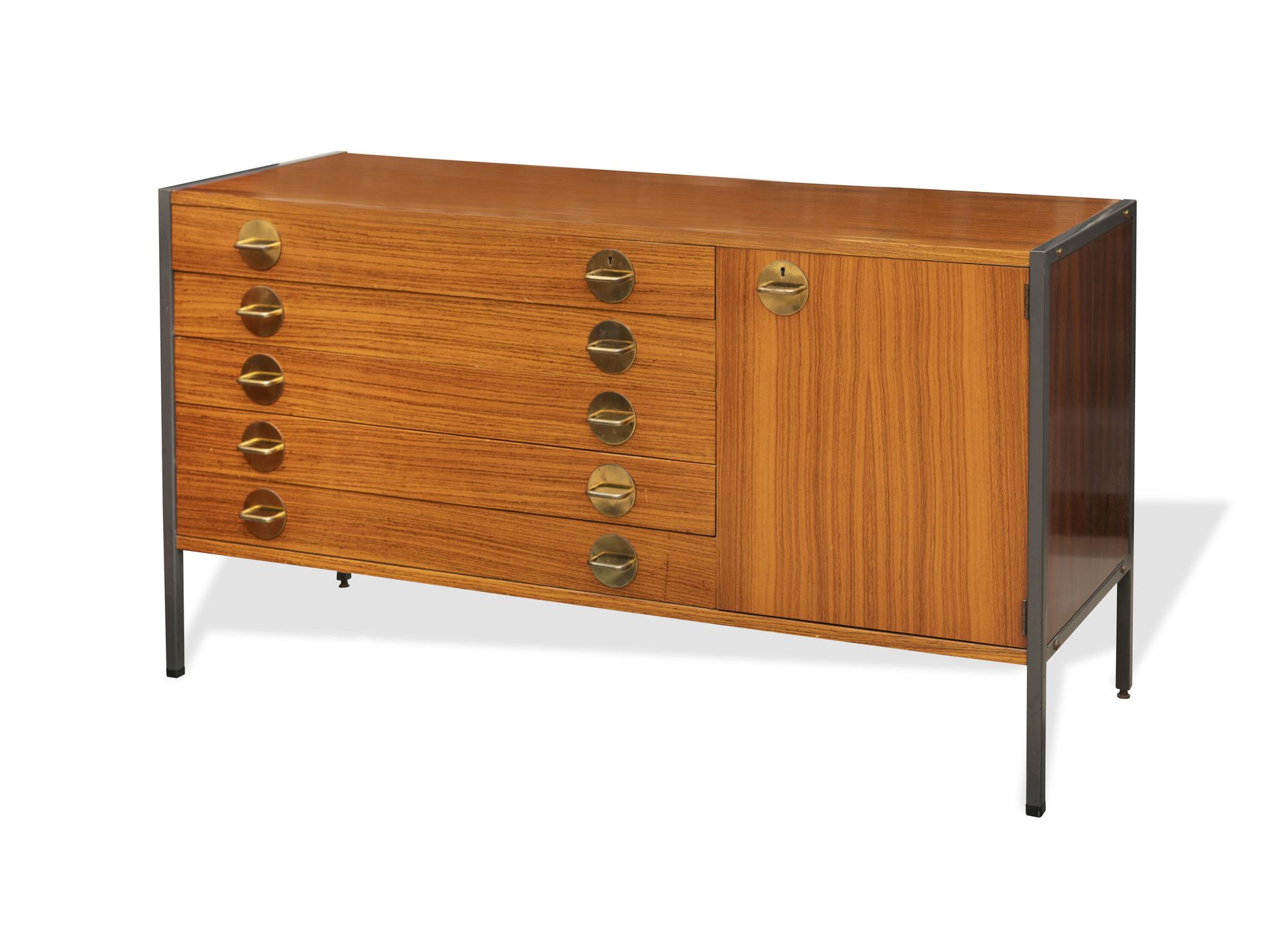 Erik HERLOW (1913-1991) Credenza.

In metallo e legno esotico.

Apertura con cin&hellip;