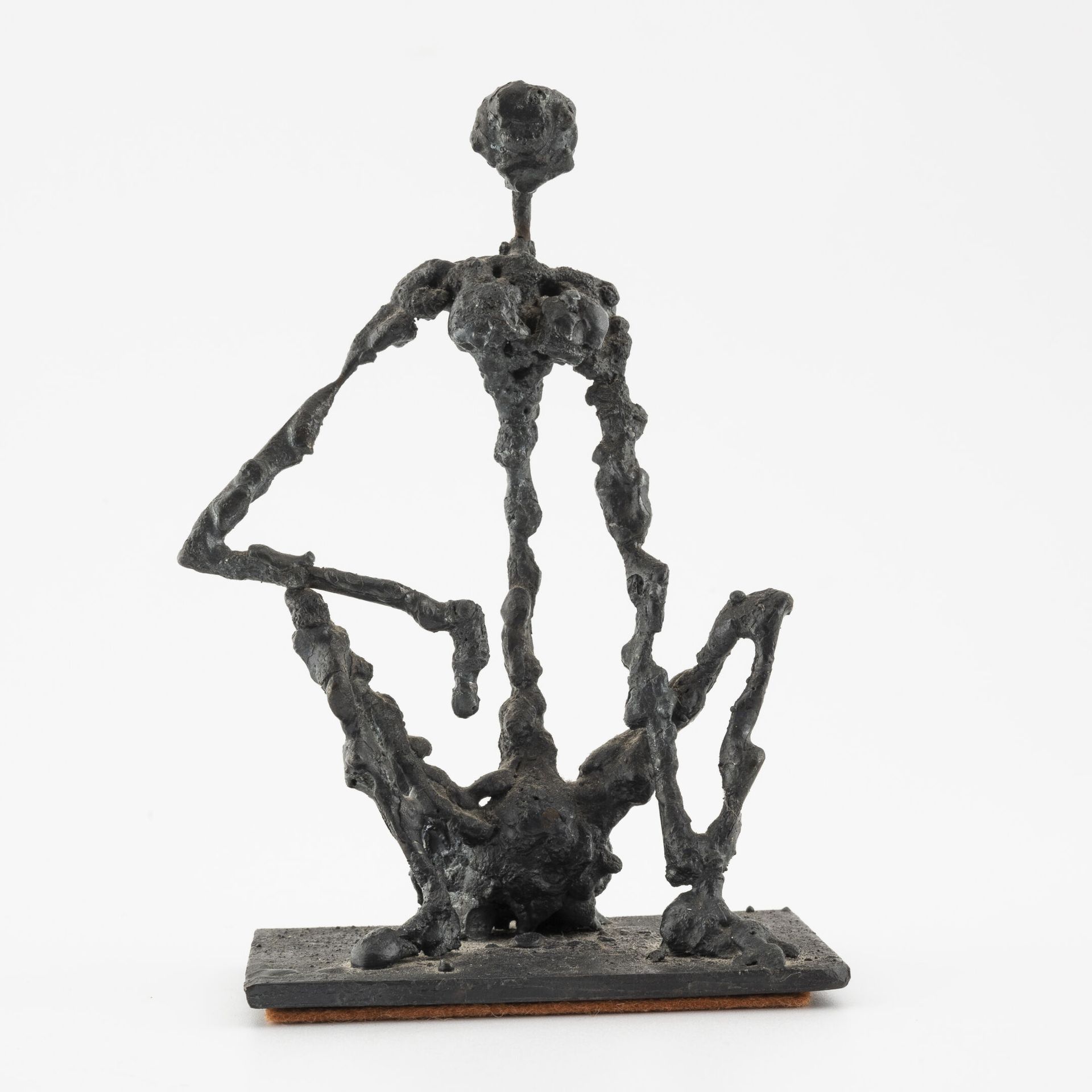 Max SAUZE, attribué à Pequeña mujer sentada.

En metal soldado.

H. 10 cm.

Arañ&hellip;