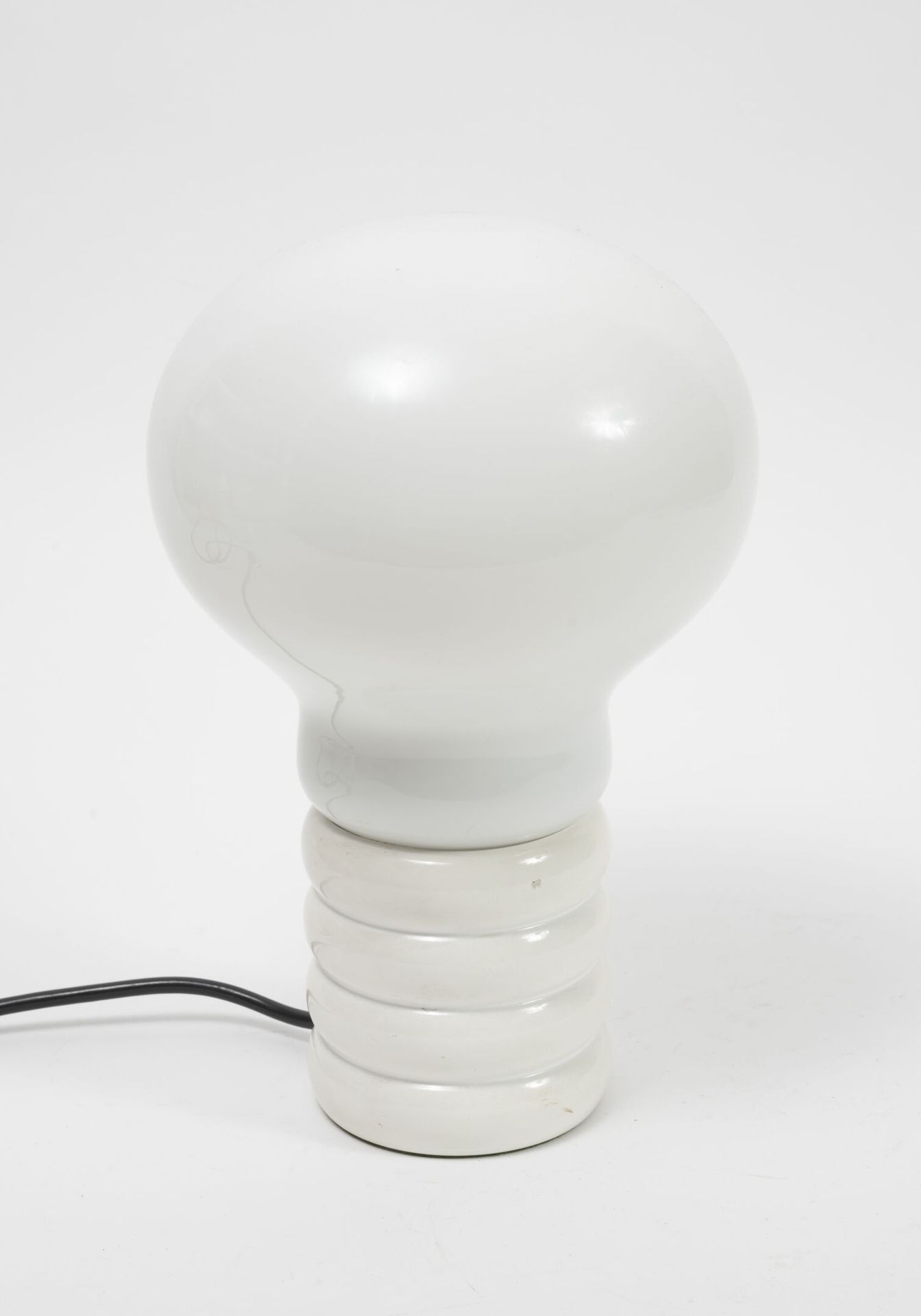 Ingo MAURER (1932-2019) 灯叫灯泡。

白色漆面金属和乳白色玻璃。

版本设计M.

H.29,5厘米。

磨损，划痕，没有出版商的标签，&hellip;