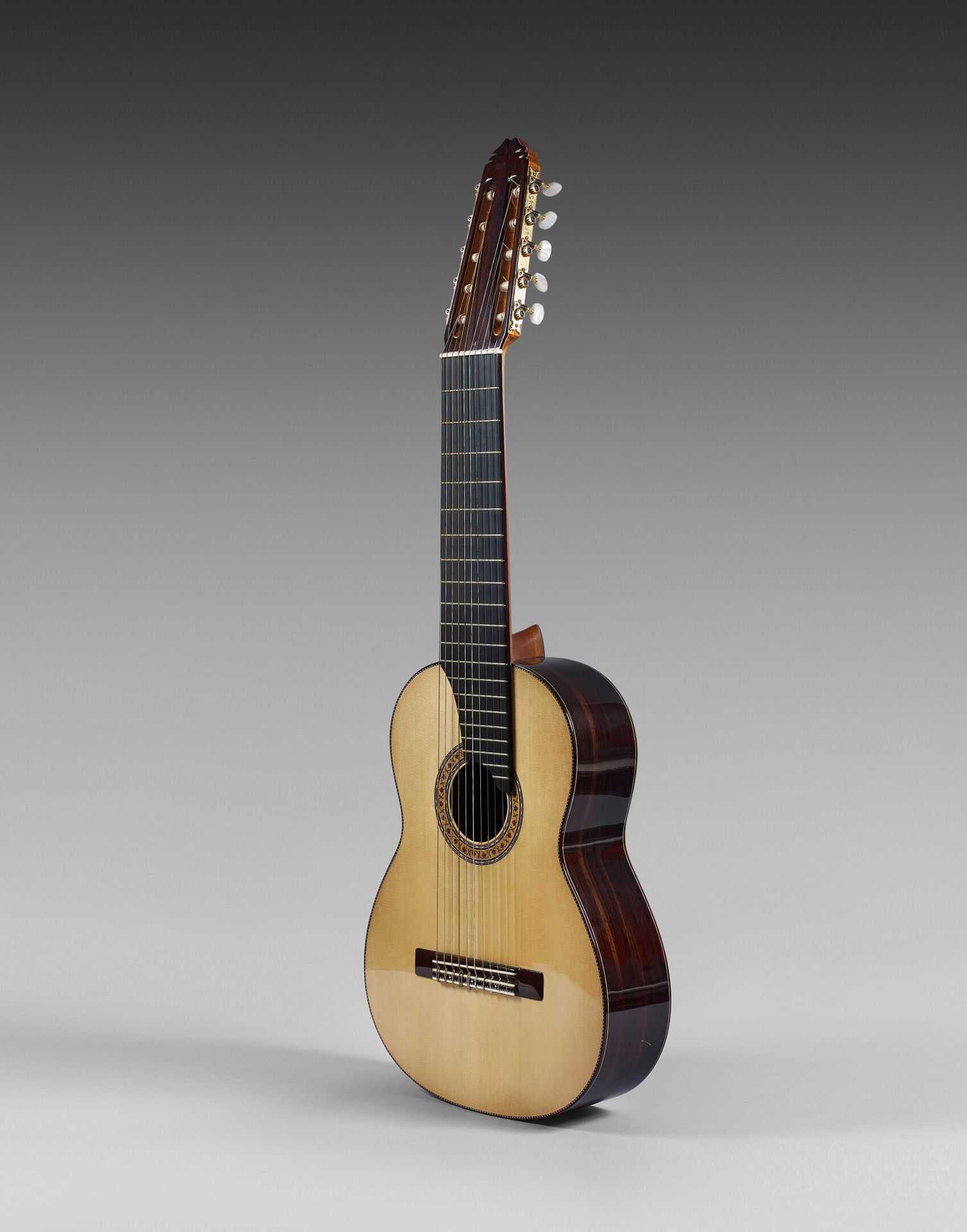 José GIMENEZ 吉他。2007年制造的C 10 n° 566型。

瓦伦西亚 西班牙

弦长：650毫米

琴头间距：86毫米

云杉木面板，印度黑檀&hellip;