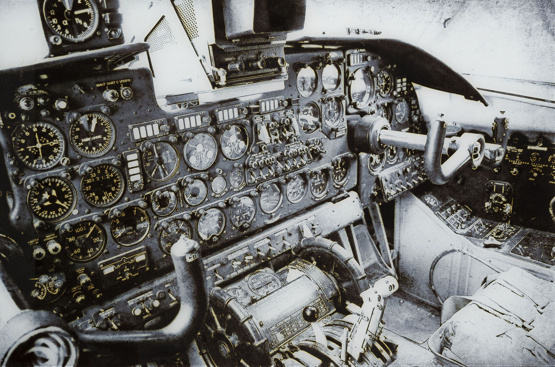 École contemporaine Cockpit of Antonov An-26.

Digital print on paper mounted un&hellip;