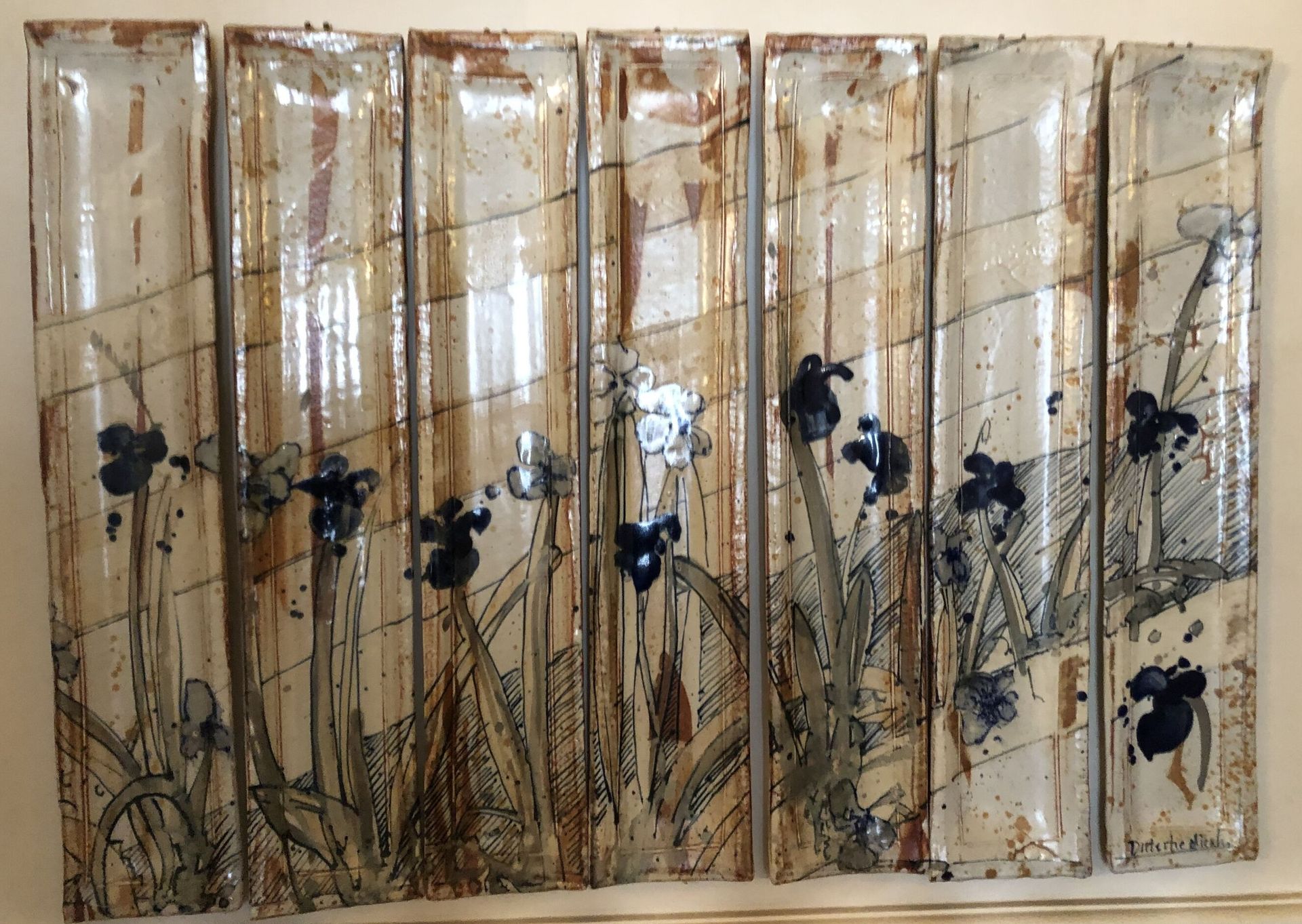Pierre DUTERTRE (1956) 无题》，约1990年。

一套七件长方形釉面炻器牌，带有日本风格的多色鸢尾花装饰。

一幅右下方有签名。

每个7&hellip;