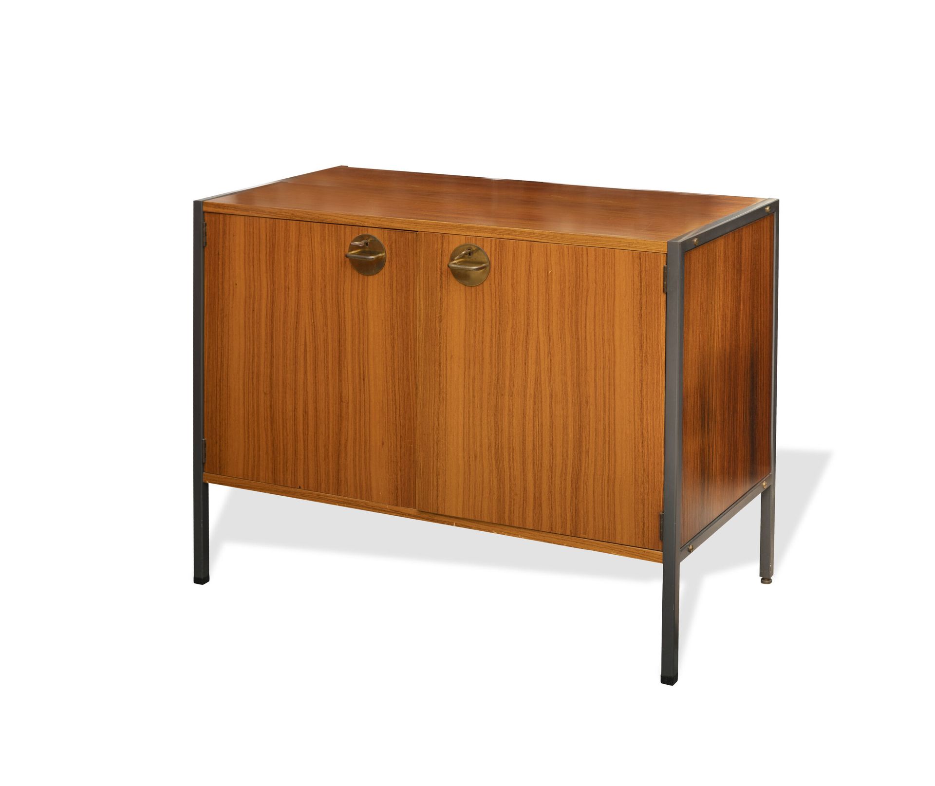 Erik HERLOW (1913-1991) 小型餐具柜。

金属和异国情调的木材。

开口有两片叶子，露出两个可移动的架子。

黄铜拉手。

版本Nordi&hellip;