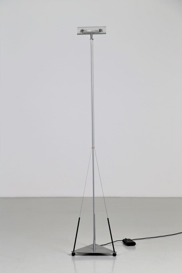 GIANFRANCO FRATTINI (1926-2004) Acheo落地灯。

在金属中。

Artemide版。

H.182厘米。

磨损、划痕和污渍&hellip;
