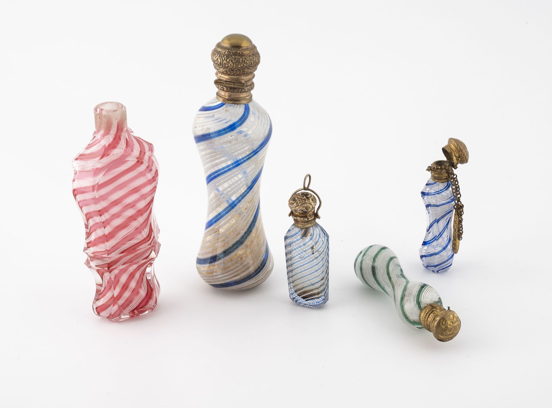 FRANCE, seconde moitié du XIXème siècle 五个盐瓶，其中三个是小的，有不同颜色的拉蒂奇诺体，粉红色的是双层涂层。

银质（&hellip;