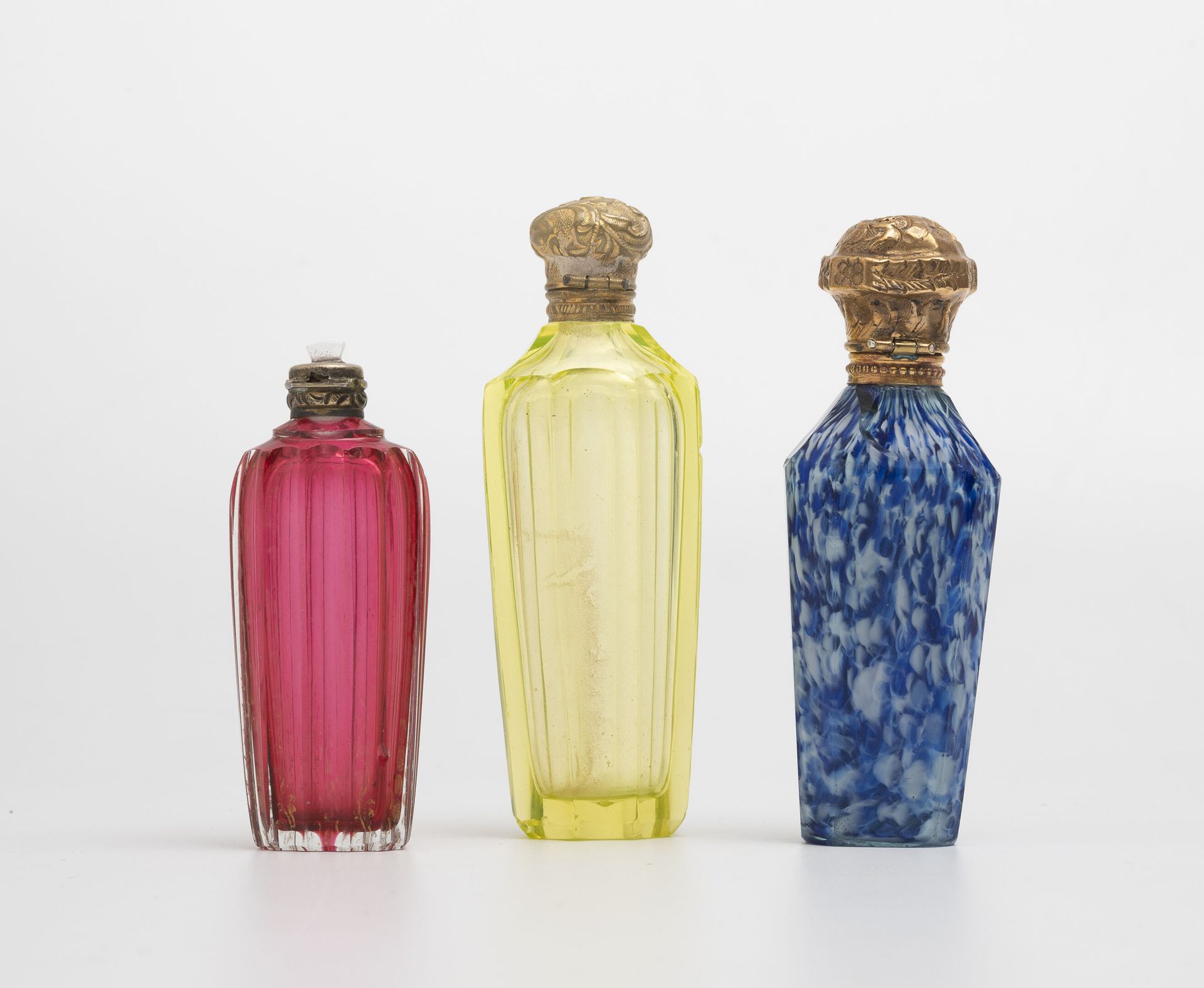 FRANCE, fin du XIXème siècle 三个盐瓶，其中两个是大的，瓶身是不同形状的黄色、粉色玻璃，有金色或白色和蓝色大理石花纹的亮点。

银质&hellip;