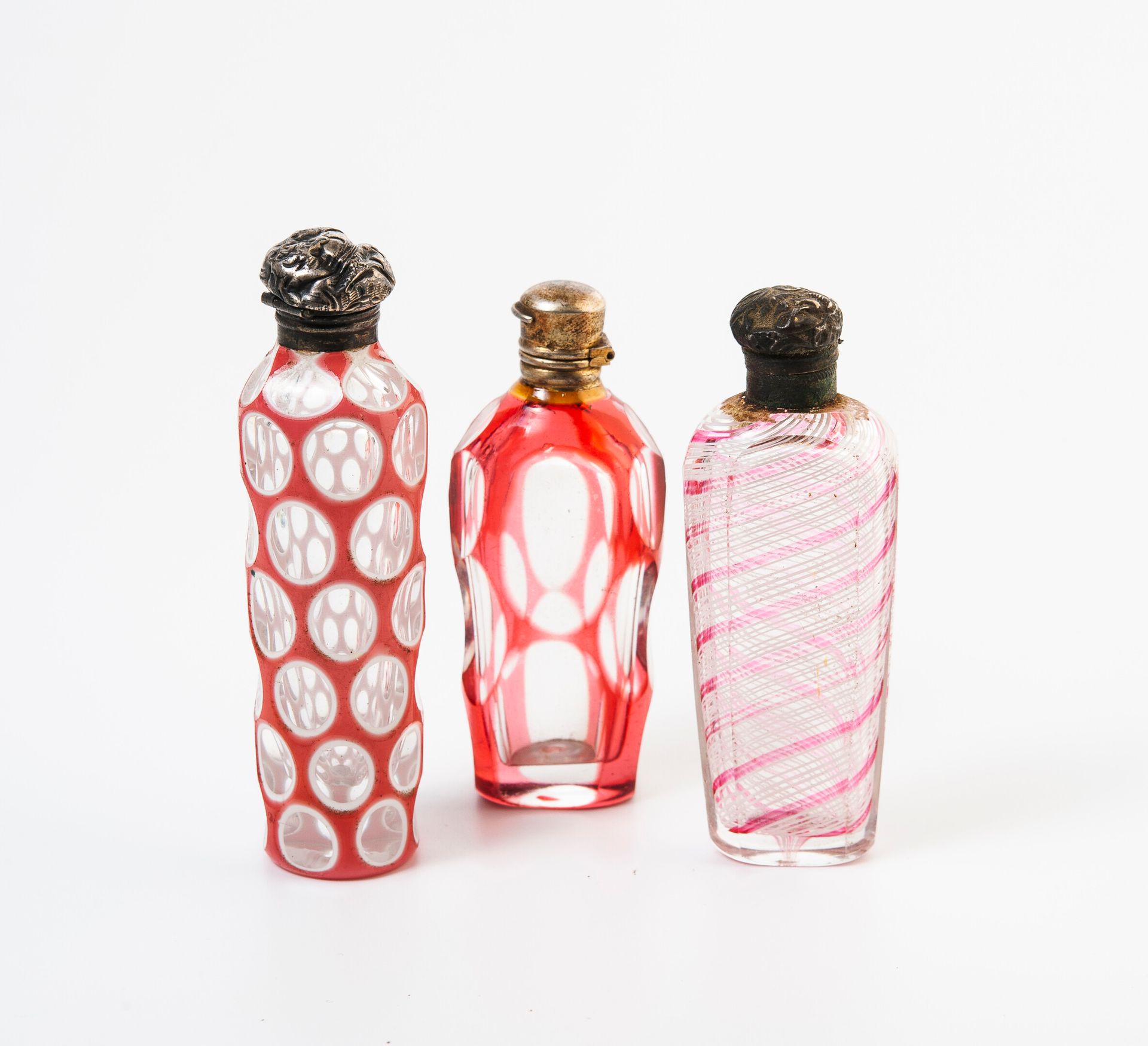 FRANCE, seconde moitié du XIXème siècle 三个盐瓶。

- 两种带有无色和红色（两层）或无色、白色和粉红色不透明（三层）的&hellip;
