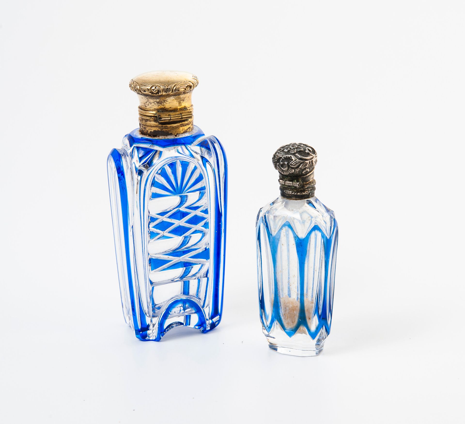 FRANCE, seconde moitié du XIXème siècle 两个盐瓶，无色和蓝色覆盖的水晶体。

白色或鎏金银（800/野猪头）铰链座和带罗&hellip;