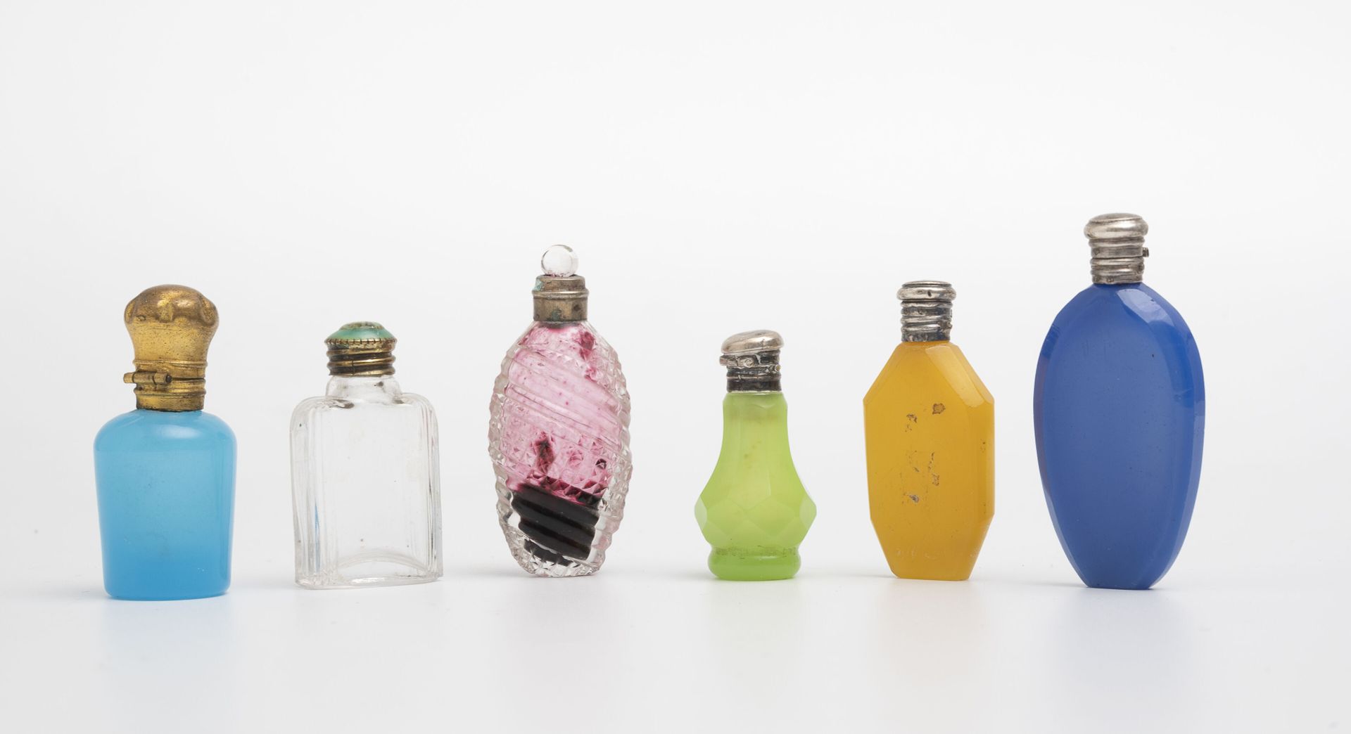 FRANCE, fin du XIXème siècle 六个小盐瓶，有不同形状的瓶身，采用无色、淡蓝色或绿色半透明或黄色或午夜蓝色不透明玻璃。

银色（800&hellip;