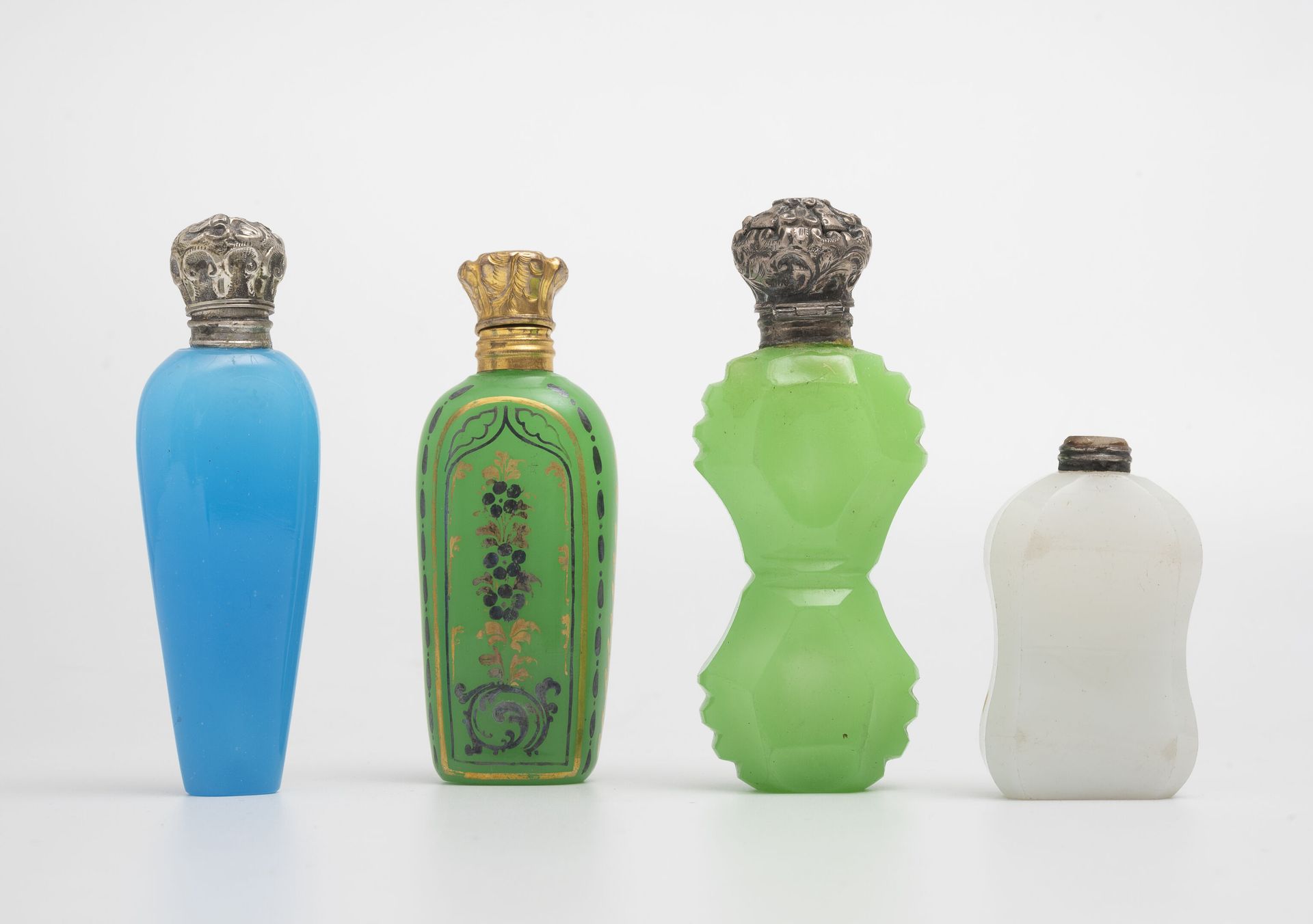 FRANCE, seconde moitié du XIXème siècle 四个大盐瓶，有不同形状的瓶身，白色、蓝色或绿色的半透明玻璃，其中一个有金色和银色&hellip;
