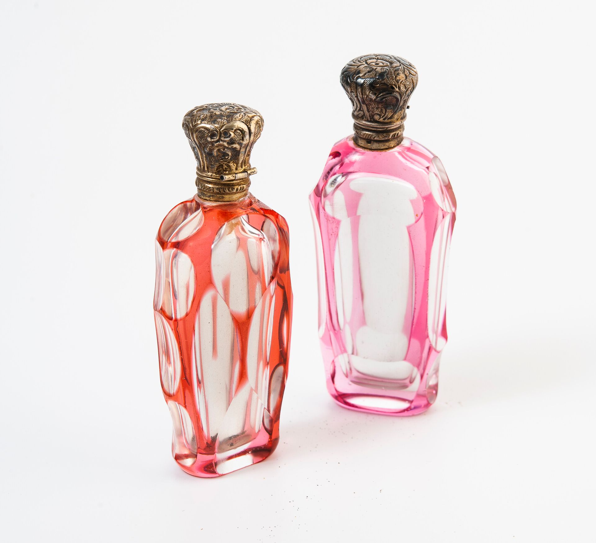 FRANCE, seconde moitié du XIXème siècle Two salt flasks with colorless and red o&hellip;